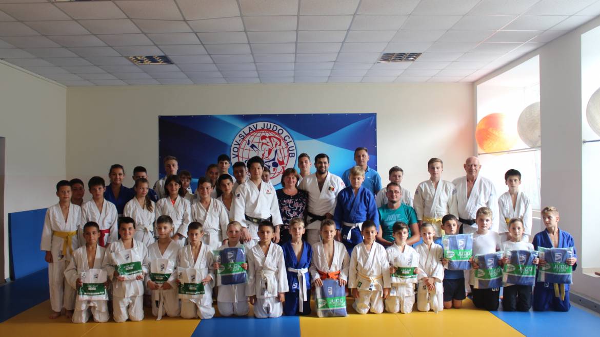 Un antrenor de Judo din Japonia a susținut un workshop tinerilor sportivi din satul Costești