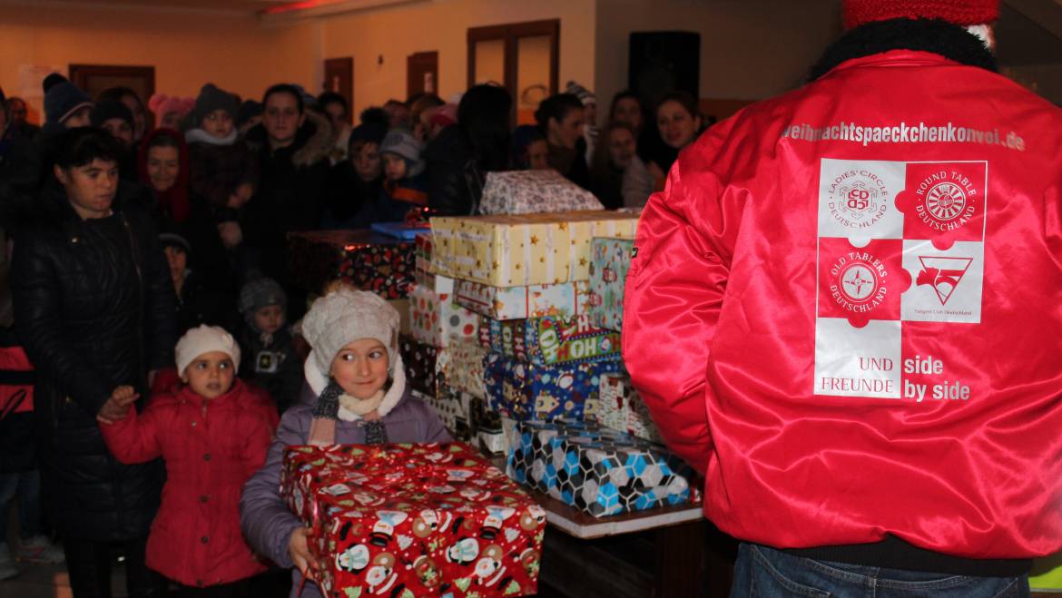 200 de copii din Costești au primit cadouri, zîmbete și bucurii din Germania