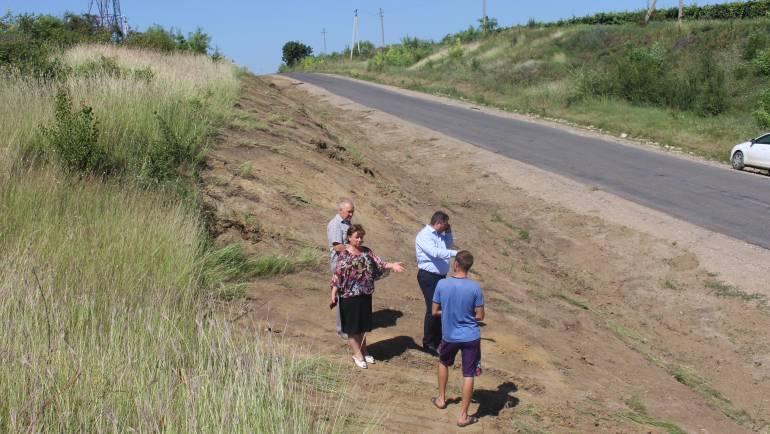 Lucrări de amenajare a acostamentelor la intrarea în satul Costești