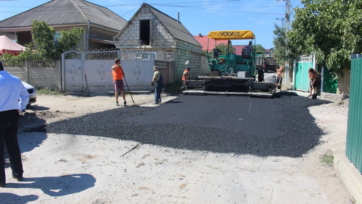 S-a început asfaltarea a 3 străzi din satul Costești