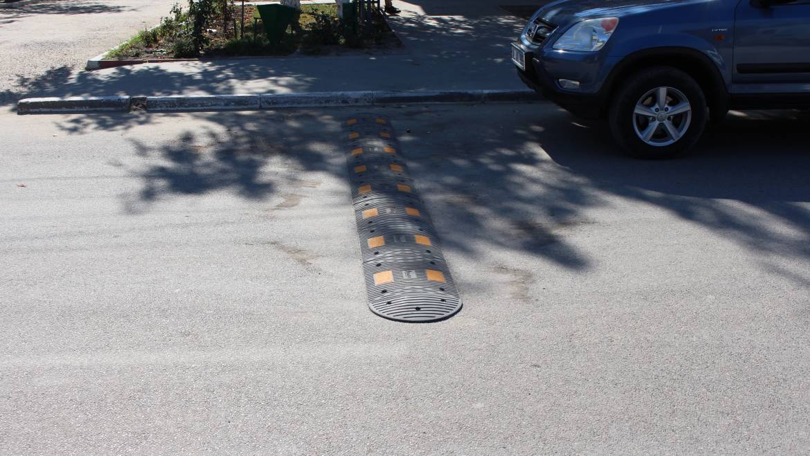 Denivelări artificiale instalate în 4 zone ale străzii centrale din satul Costești