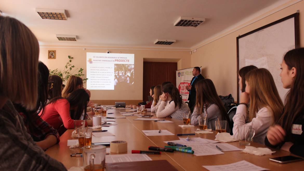 Tinerii din satul Costești au participat la atelierul de instruire ,,MANAGEMENTUL PROIECTELOR DE TINERET”