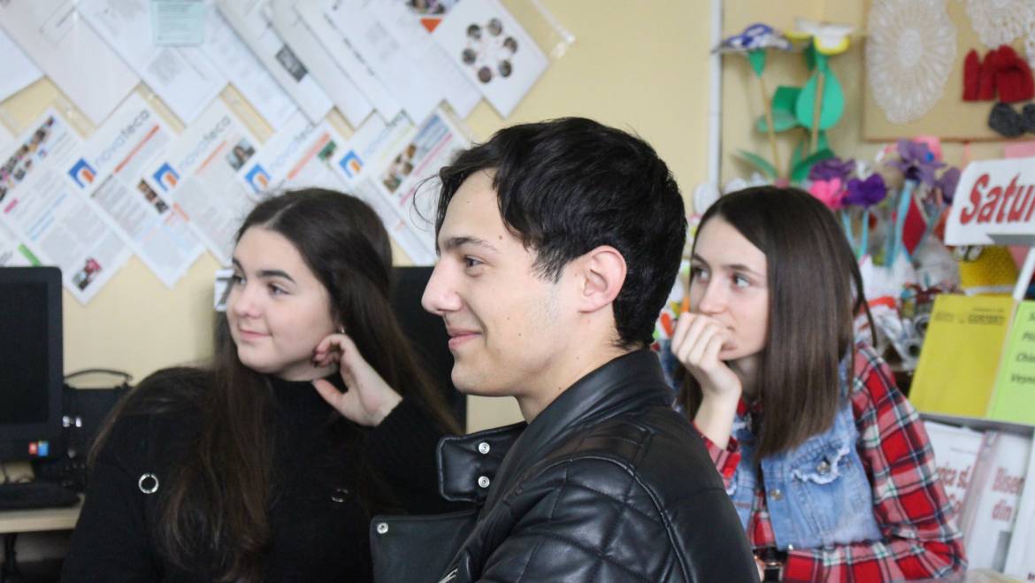 Tinerii din Costești au aflat mai multe despre relațiile de cooperare între NATO și Moldova