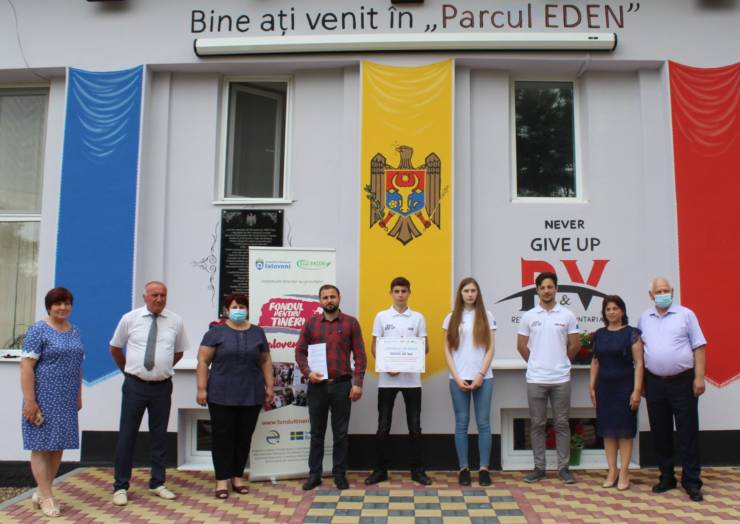 Tinerii din satul Costești implementează două proiecte cu suportul programului Fondul pentru Tineri Ialoveni.