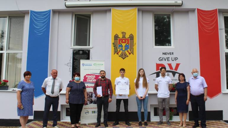 Tinerii din satul Costești implementează două proiecte cu suportul programului Fondul pentru Tineri Ialoveni.