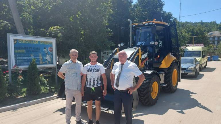 Satul Costești are buldoexcavator cu suportul Programului ”Comunitatea Mea”