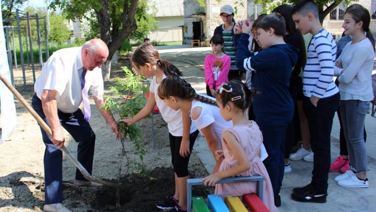 Recepționarea lucrărilor terenului de joacă din scuarul Casei de CUltură Costești