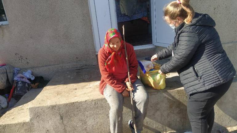 Ziua Internațională a Persoanelor în Etate întră cu bucurie în casele a 35 bătrâni din satul Costești