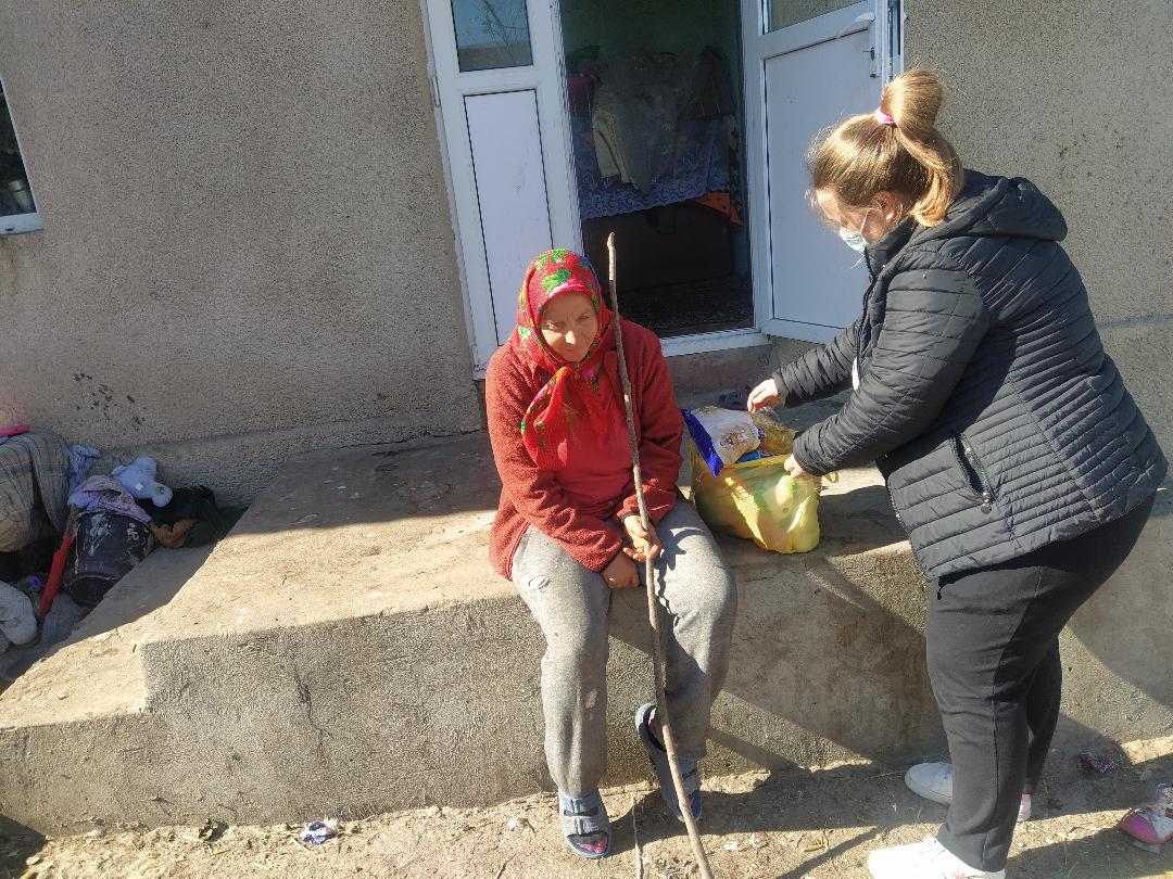 Ziua Internațională a Persoanelor în Etate întră cu bucurie în casele a 35 bătrâni din satul Costești